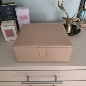 Quince Tan Jewelry Organizer